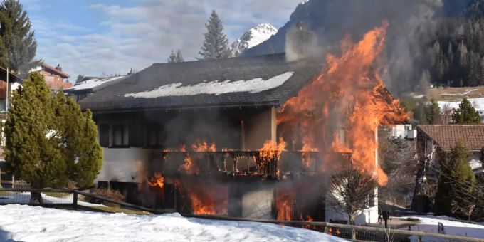 Am Freitag stand in Lantsch/Lenz GR ein Wohnhaus in Flammen. lantsch/lenz brand