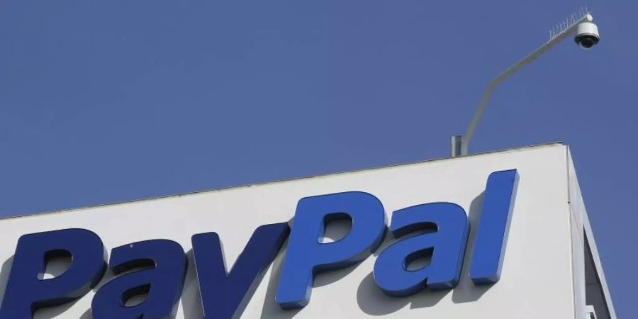 Die Geschäftsbedingungen von Paypal sind mit 80 Seiten nicht zu lang - das entschied jetzt das Oberlandesgericht in Köln. Foto: Paul Sakuma/AP/dpa