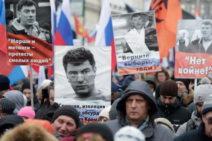 Demonstration tragen Fahnen und Bilder von Boris Jefimowitsch Nemzow zum Gedenken an den Oppositionsführer. Demos Moskau