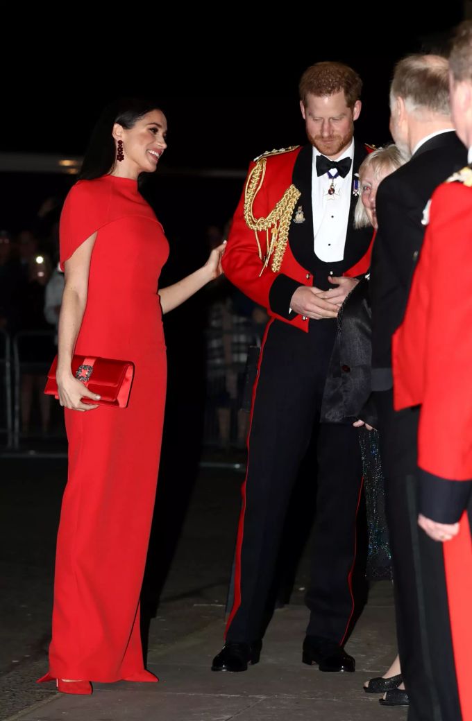 Meghan Markle tätschelt Harry auf ihrer Abschiedstournee. Meghan Markle