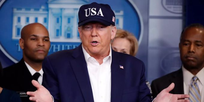 Donald Trump (M), Präsident der USA, spricht während einer Pressekonferenz über das Coronavirus. Coronavirus - USA