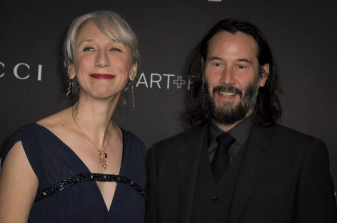 Keanu Reeves mit Freundin Alexandra Grant. Grant sorgt mit ihren grauen Haaren für Aufsehen und Reeves hat während seiner ganzen Karriere kaum gealtert. Stress und graue Haare