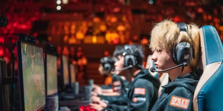 Die Weltmeister von FunPlus Phoenix müssen in ihrer Heimliga LPL eine Zwangspause wegen des Coronoavirus einlegen. Foto: Riot Games/dpa