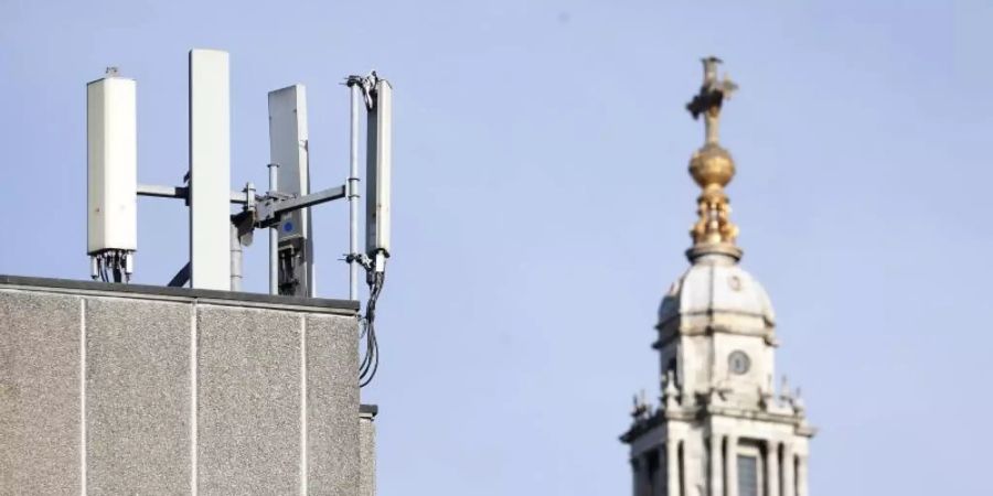 Mobilfunkmasten sind vor der St. Paul's Cathedral in der Londoner Innenstadt zu sehen. Der chinesische Telekomriese Huawei darf sich am 5G-Ausbau in Grossbritannien beteiligen. Foto: Alastair Grant/AP/dpa