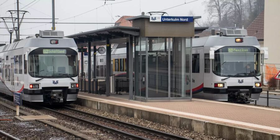 Züge am Bahnhof in Unterkulm.