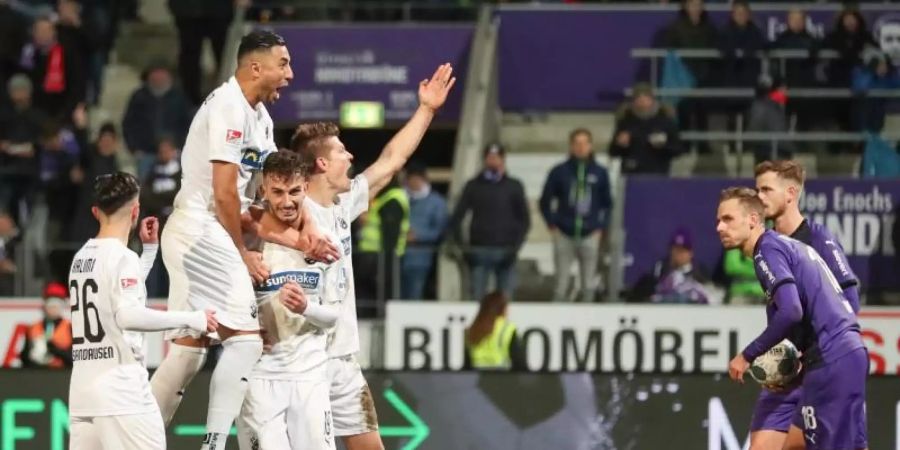 Sandhausens Spieler (l) feiern den Treffer zum 1:0 beim VfL Osnabrück. Foto: Friso Gentsch/dpa