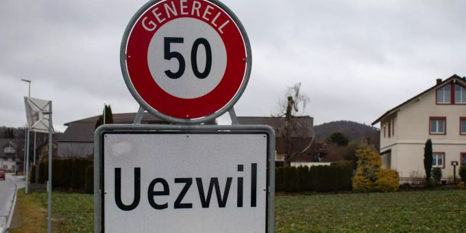 Ortsschild der Gemeinde Uezwil im Bezirk Bremgarten . - Kanton Aargau Ortsschild der Gemeinde Uezwil im Bezirk Bremgarten . - Kanton Aargau