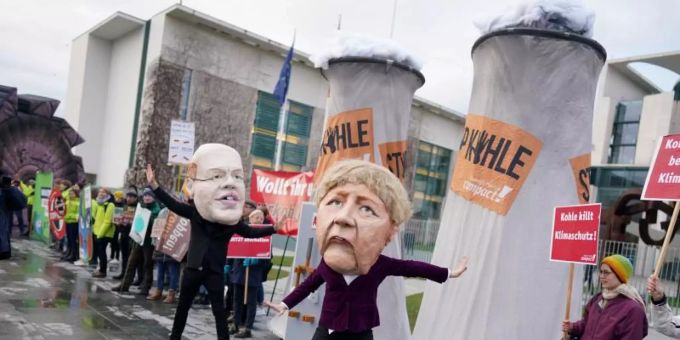Aktivisten protestieren verkleidet als Angela Merkel und Peter Altmaier vor dem Bundeskanzleramt gegen den Zeitplan für den Kohleausstieg. Foto: Kay Nietfeld/dpa Aktivisten protestieren verkleidet als Angela Merkel und Peter Altmaier vor dem Bundeskanzleramt gegen den Zeitplan für den Kohleausstieg. Foto: Kay Nietfeld/dpa