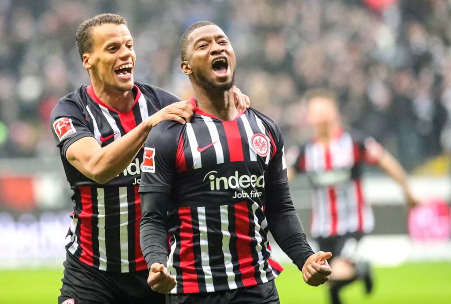 In der Winterpause studierten sie gemeinsam Video-Aufnahmen. Nun bejubeln Almamy Touré (r.) und Vordermann Timothy Chandler (l.) gemeinsam einen Treffer.