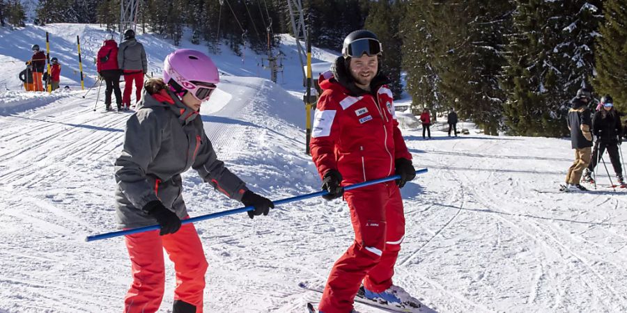 Jugend- und Sportlager - zum Beispiel im Schnee - erhalten vom Bund mehr Geld. (Themenbild)