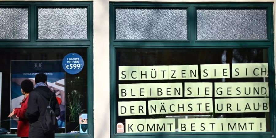 Aushang in einem Reisebüro in Berlin