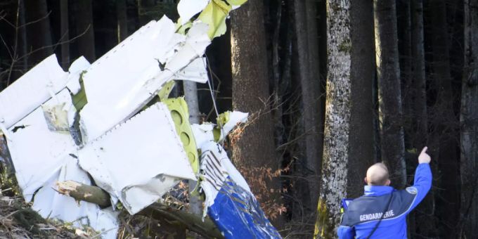 Teile des Flugzeugwracks in einem Steilhang bei St. Légier VD. Teile des Flugzeugwracks in einem Steilhang bei St. Légier VD.