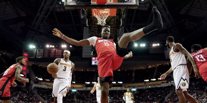 Ausfallschritt: Clint Capela punktet beim Heimsieg der Houston Rockets gegen Denver zweistellig. Houston Rockets Clint Capela