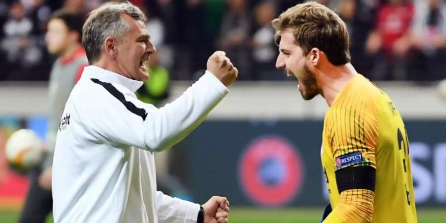 Frankfurts Keeper Kevin Trapp (r) und Torwarttrainer Manfred «Moppes» Petz. Foto: Arne Dedert/dpa