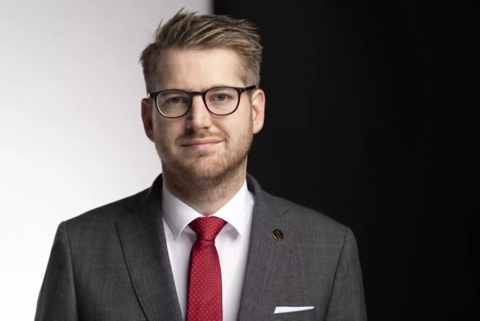Baptiste Hurni, Nationalrat SP, hat eine Motion eingereicht. Darin verlangt er vom Bundesrat, das Strafgesetz so anzupassen, dass betrügerisches Einholen von Unterschriften für ein Referendum oder eine Initiative durch Irreführung der Stimmberechtigten geahndet werden kann. Solcher Art eingeholte Unterschriften sollen zudem ungültig sein. hurni