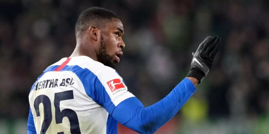 Hat mit Unterstützung von Hertha BSC Strafanzeige gegen Unbekannt gestellt: Jordan Torunarigha,. Foto: Peter Steffen/dpa