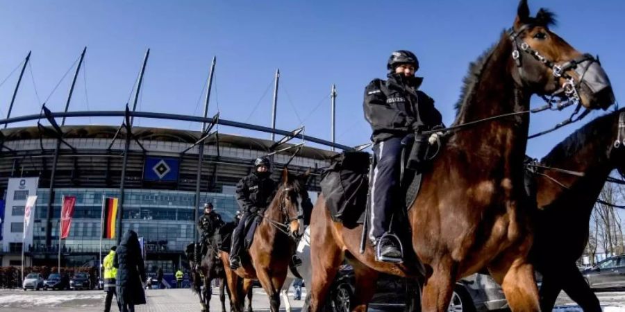 Ein grosses Polizeiaufgebot wird das Hamburger Stadtderby begleiten. Foto: Axel Heimken/dpa