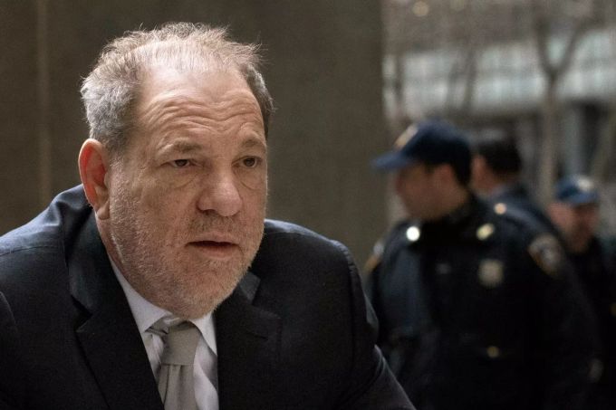 Harvey Weinstein, Filmproduzent aus den USA, kommt in einem Gerichtsgebäude in Manhattan zur Auswahl der Geschworenen an. Foto: Mark Lennihan Harvey Weinstein