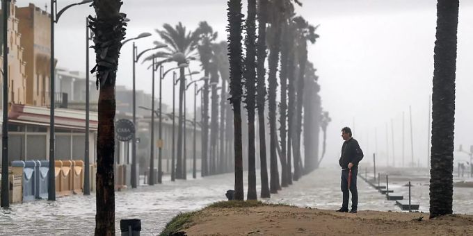 Wetterkapriolen in Valencia – jetzt mit regierungsamtlichem Klimanotstand. Die Stadt stand am Dienstag unter Wasser. klimanotstand