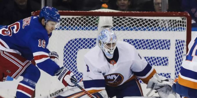 Islanders-Goalie Thomas Greiss (M) kam im New Yorker Derby gegen die Rangers auf 40 Paraden. Foto: Frank Franklin Ii/AP/dpa Islanders-Goalie Thomas Greiss (M) kam im New Yorker Derby gegen die Rangers auf 40 Paraden. Foto: Frank Franklin Ii/AP/dpa