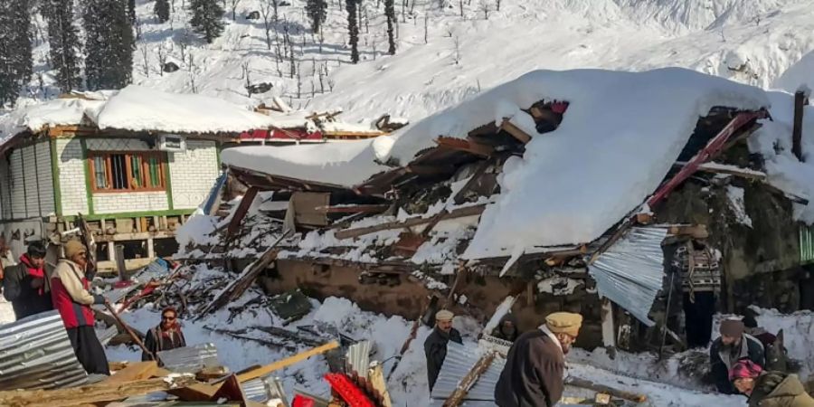 Lawinen-Schäden im pakistanischen Neelum-Tal