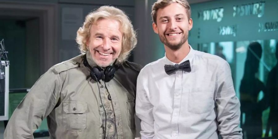 Thomas Gottschalk (l) sein Co-Moderator Constantin Zöller im Studio. Foto: Tom Weller/dpa
