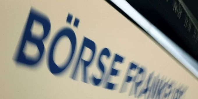 Frankfurt/Main - Dax legt zum Wochenschluss kräftig zu - bleibt aber unter 9000 Punkten