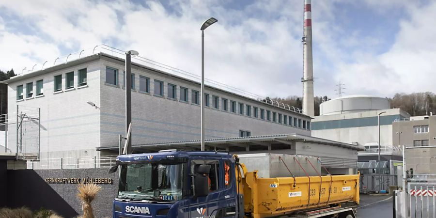 Einer der Lastwagen mit Splitterschutzsteinen passiert das Zugangstor zum Kernkraftwerk Mühleberg.