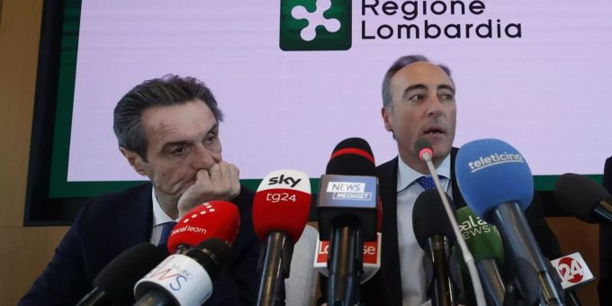 Giulio Gallera (r), Gesundheitsbeauftragte der Lombardei, und Attilio Fontana, Präsident der Region Lombardei nehmen an einer Pressekonferenz teil. Lombardei Attilio Fontana Coronavirus