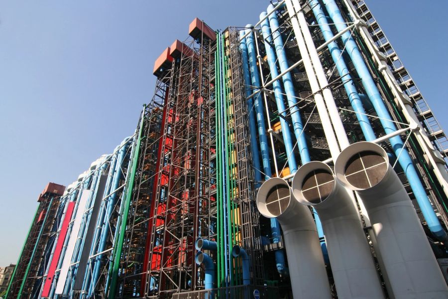 Das Centre Pompidou ist mit seinen farbigen Röhren ein architektonisches Meisterwerk.