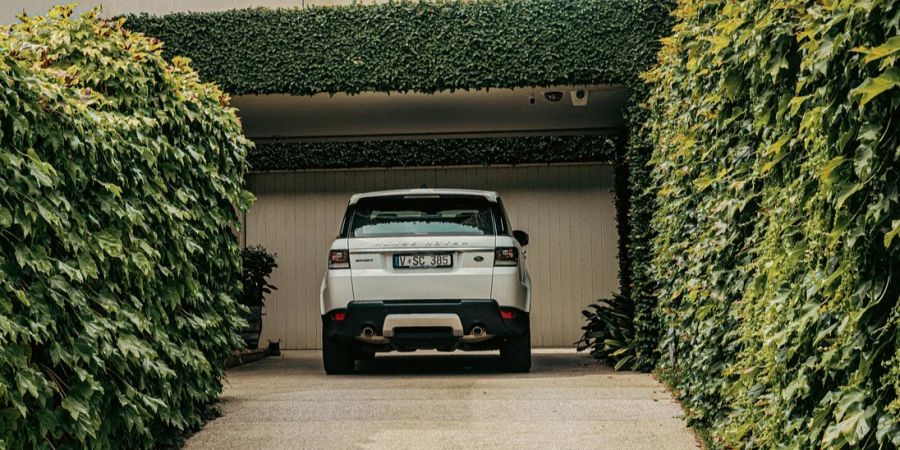 fahrer parkt volvo einfahrt