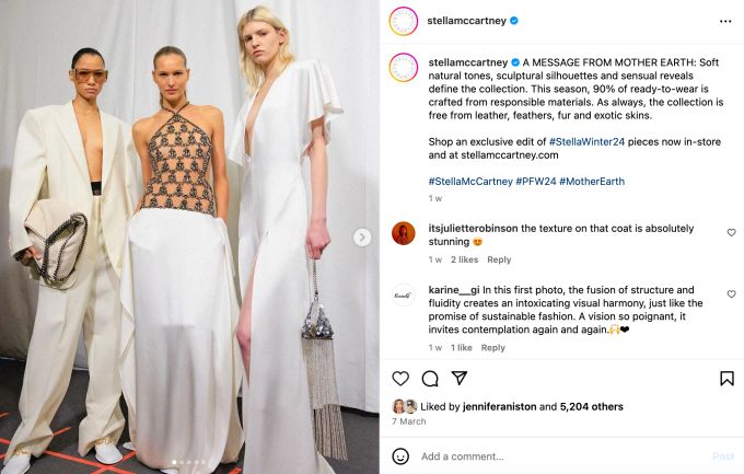 Designerin Stella McCartney ist bekannt fùr Ihre fortschrittlichen nachhaltigen Modekollektionen. Models backstage in weiss bei Stella McCartney.