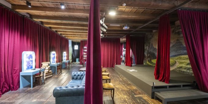 Ein Blick in die neuste Ausstellung, ALLES THEATER!, im Nidwaldner Museum Salzmagazin in Stans. Nidwaldner Museum