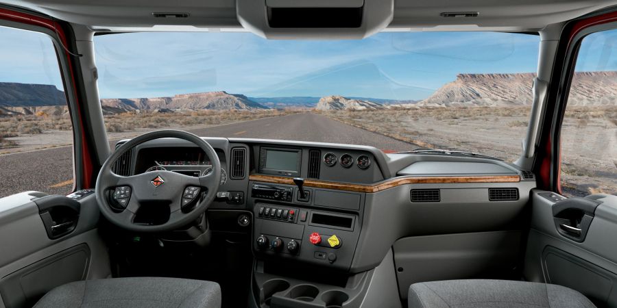 2024 Navistar-Truck, Cockpit ausgstattet mit dem autonomen "Super-Drive by Plus"-Fahrsystem