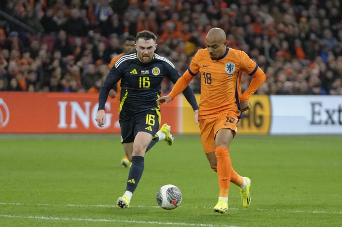 Holland (re. Donyell Malen) fertigt Schottland im Testspiel mit 4:0 ab. Niederlande Schottland Testspiel