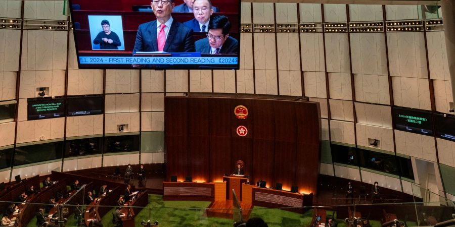 Hongkongs Finanzminister Paul Chan hält die jährliche Haushaltsrede im Legislativrat in Hongkong. Der Legislativrat verabschiedete das neue und umstrittene Sicherheitsgesetz in der chinesischen Sonderverwaltungsregion.