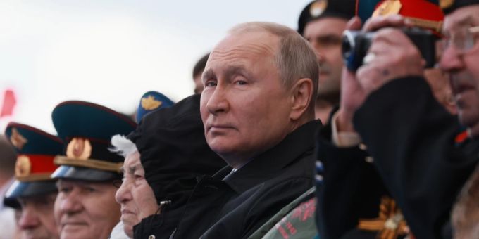 Wladimir Putin bei der Siegesparade am 9. Mai in Moskau, wo der Sieg über Nazi-Deutschland gefeiert wurde. (Archivbild) Ukraine Krieg