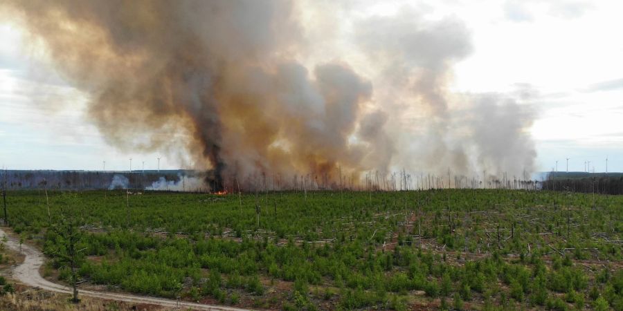 Feuer und Rauch: Der Katastrophenschutz warnt die Bevölkerung Fenster und Türen geschlossen zu halten.