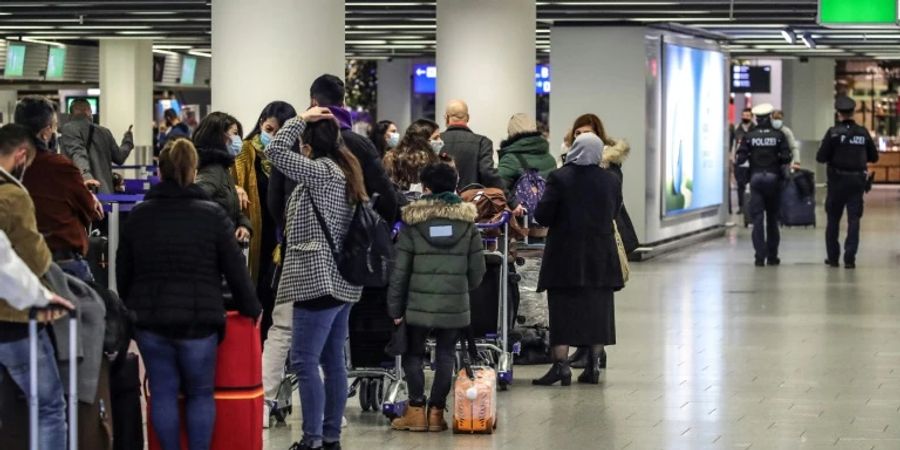 Warteschlang vor Check-In