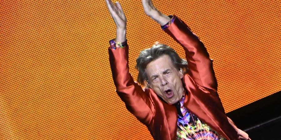 Der Stones-Frontmann Mick Jagger macht Stimmung auf der Bühne in Madrids Wanda Metropolitano Stadion.
