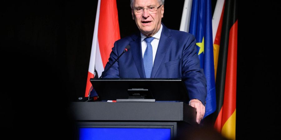 Bayerns Innenminister Joachim Herrmann will mit einem Aktionsplan gegen Desinformation vorgehen.