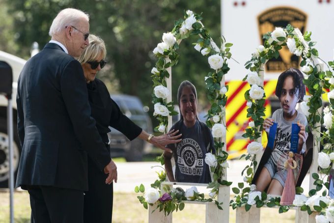 Joe Biden besuchte zusammen mit seiner Frau am Sonntag den Trauerort in Texas nach dem Schulmassaker. schulmassaker