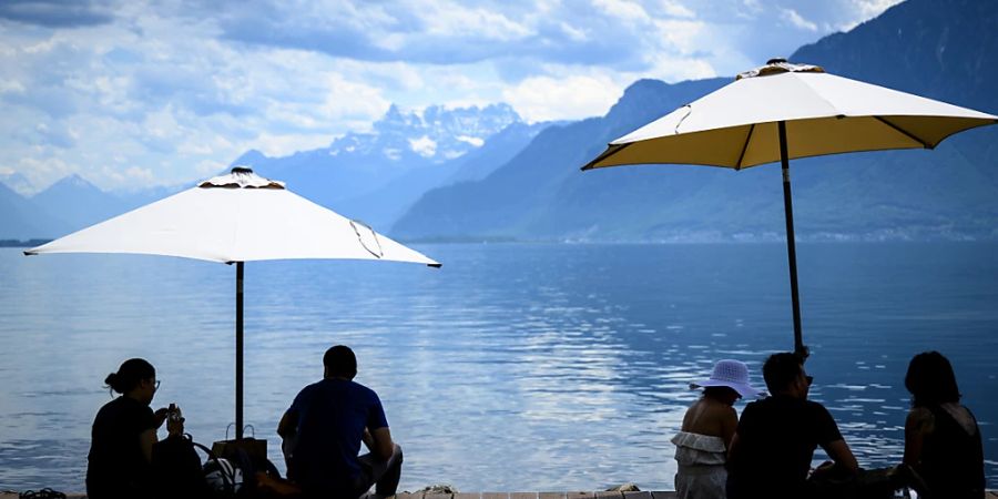 Im Mai gab es laut Meteonews insbesondere im Mittelland mehr Sommertage als üblich. Auch am Genfersee bei Vevey suchten Menschen Schatten. (Archivbild)