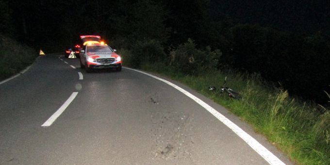 Trotz Helm bei Unfall Kopfverletzung erlitten. Mitlödi GL