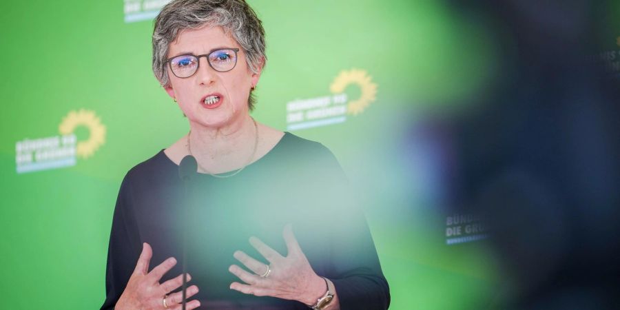 Grünen-Fraktionsvorsitzende Britta Hasselmann bei einer Pressekonferenz in Berlin.