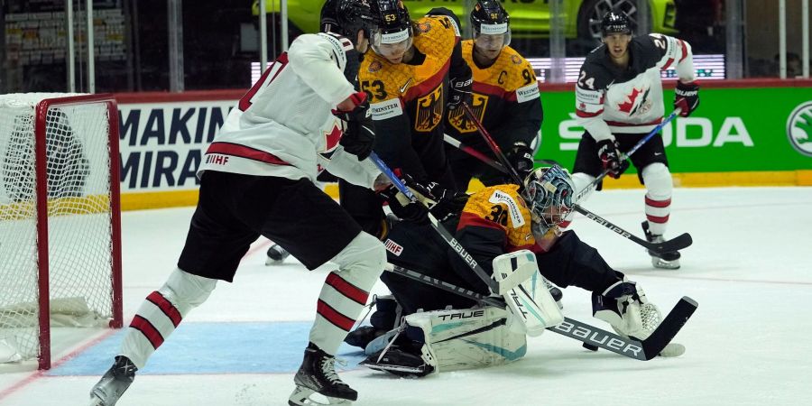 Deutschlands Torhüter Philipp Grubauer fängt den Puck.