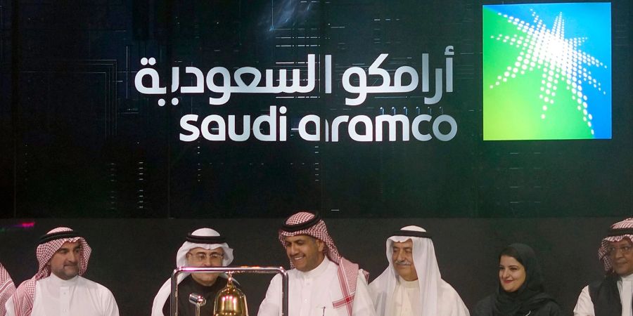 Die staatliche saudi-arabische Ölgesellschaft Aramco und Börsenbeamte feiern während der offiziellen Zeremonie, die das Debüt des Börsengangs (IPO) von Aramco an der Börse von Riad markiert.