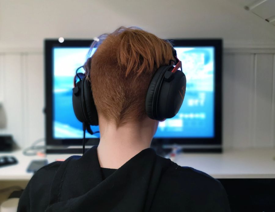 Junge Gamer Kopfhörer Hintenansicht