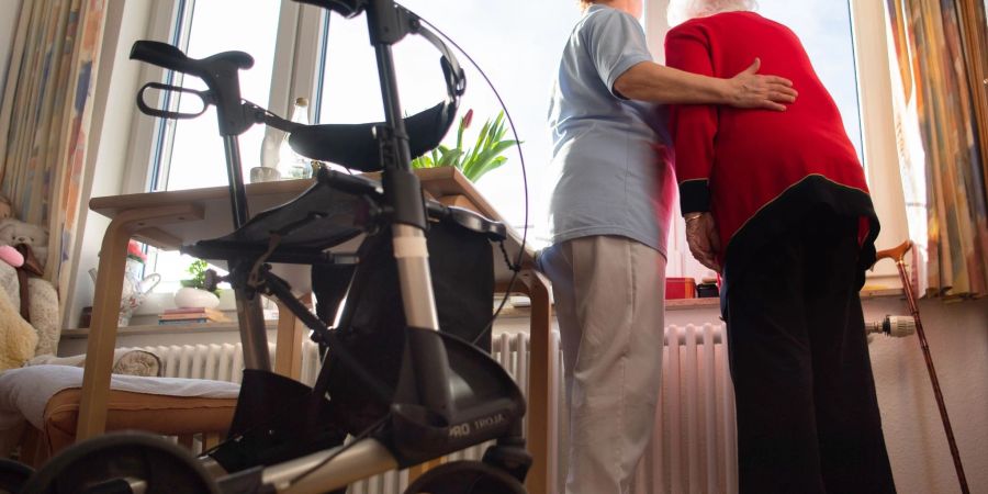 Die Zahl der Pflegekräfte in Deutschland ist gestiegen - die der Pflegebedürftigen aber noch deutlich stärker.