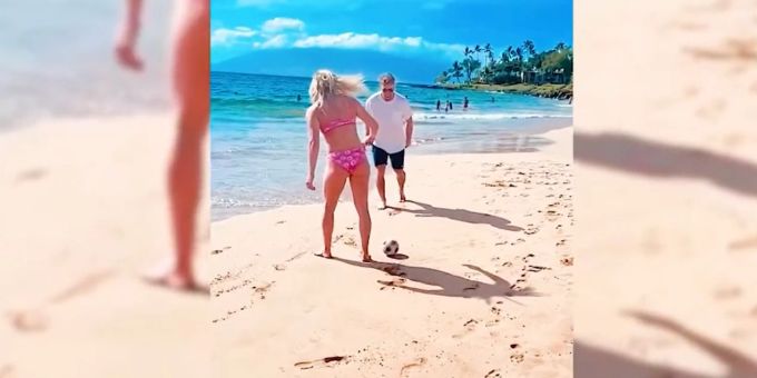 «Kick it like Mika» - Shiffrin und Kilde zaubern am Hawaii-Strand